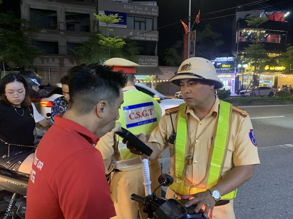 Phối hợp tuần tra, kiểm soát, xử lý vi phạm nồng độ cồn trên địa bàn quận Lê Chân